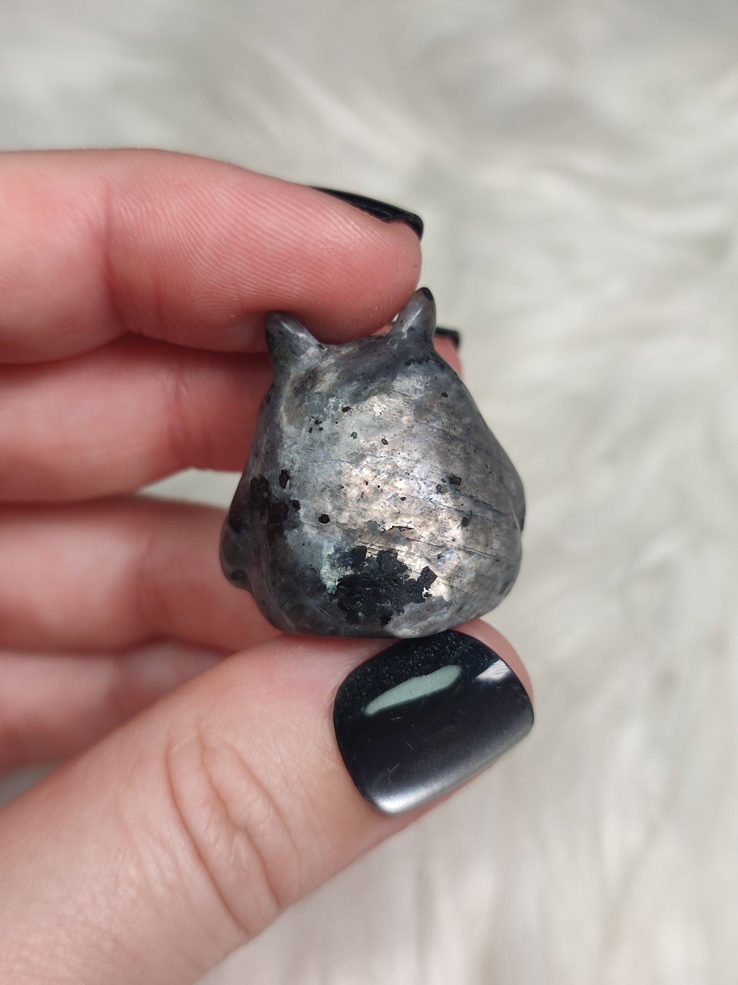 Mi vecino Totoro tallado en larvikita