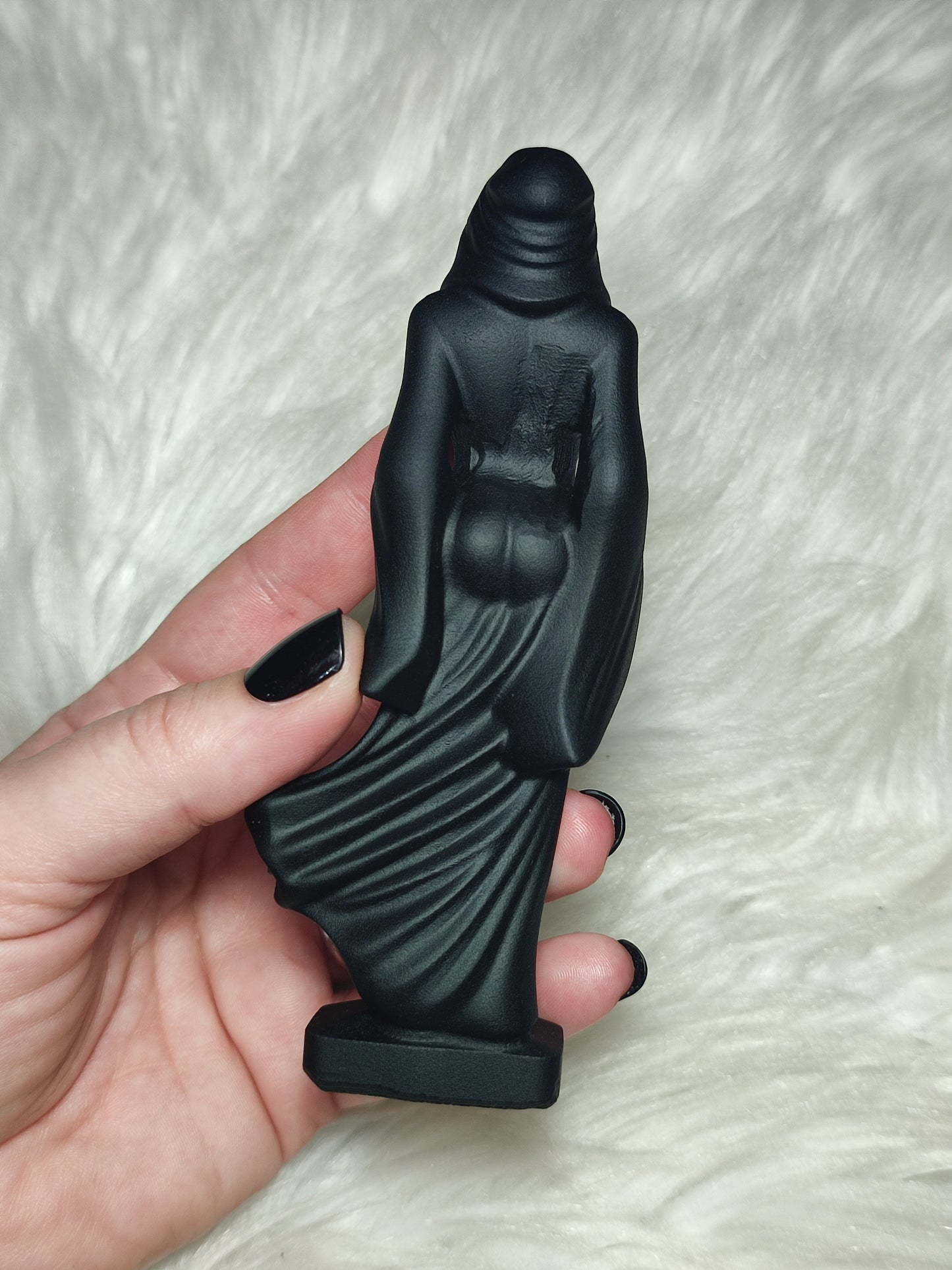 Sacerdotisa tallada en obsidiana negra - modelo Capucha