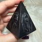 Pirámide egipcia con diseño obsidiana
