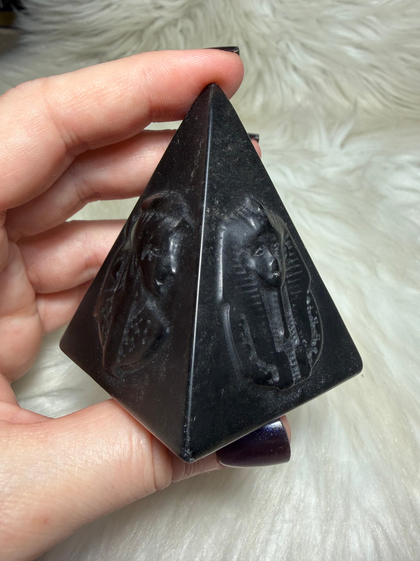 Pirámide egipcia con diseño obsidiana