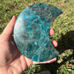 Luna tallada de apatito azul