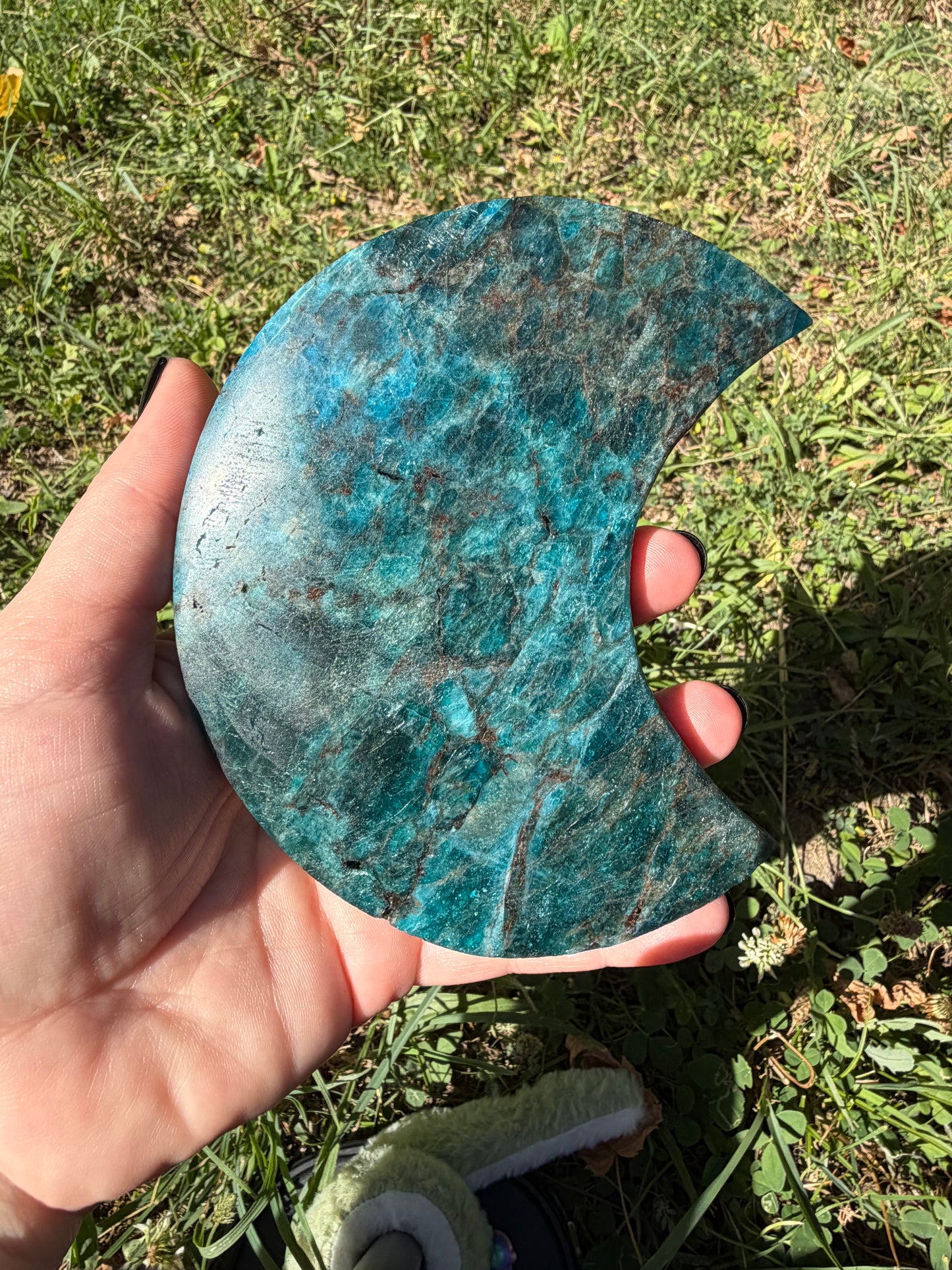 Luna tallada de apatito azul