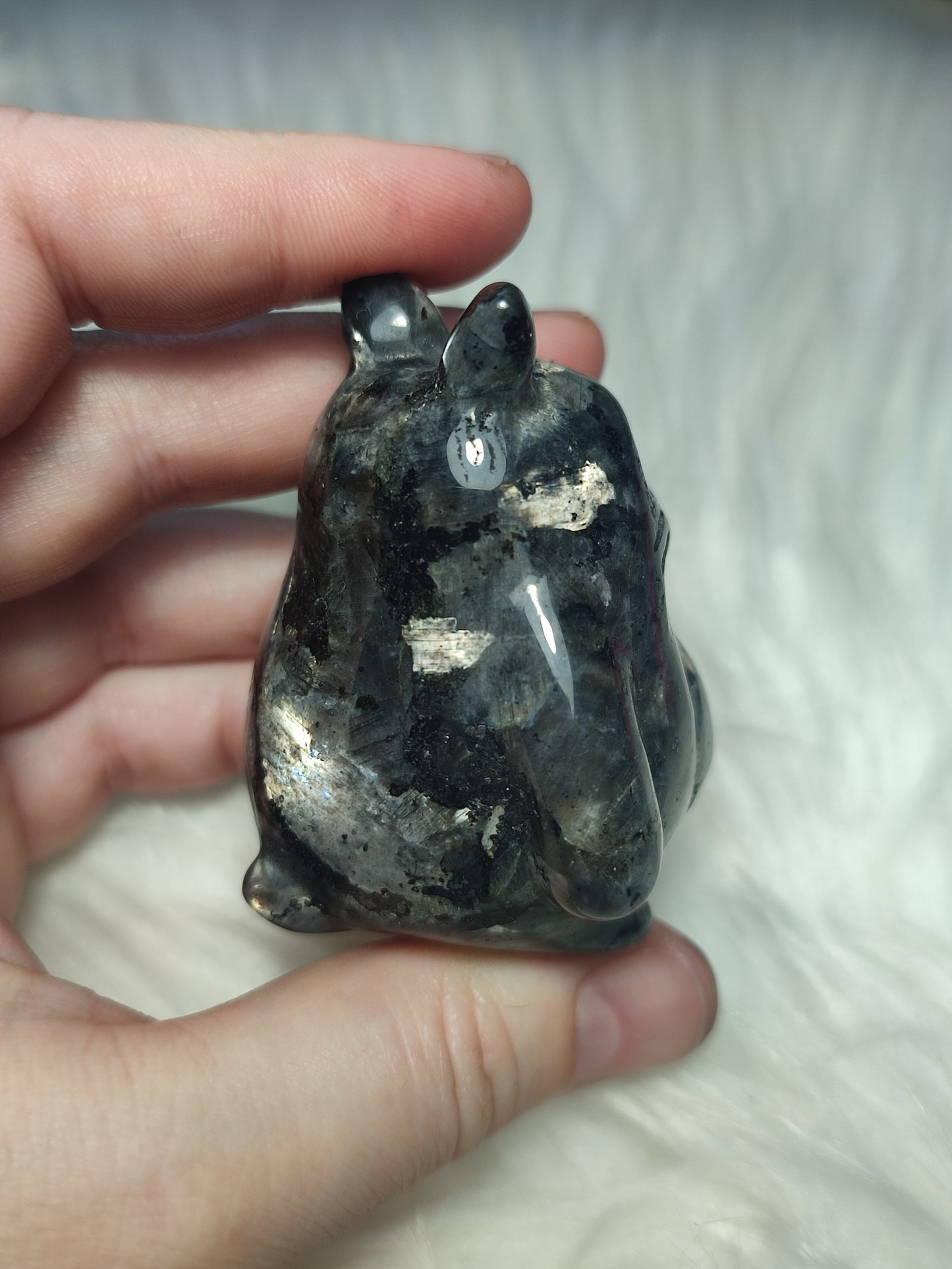 Mi vecino Totoro tallado en larvikita