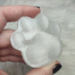 Huella o patita de perro o gato en selenita