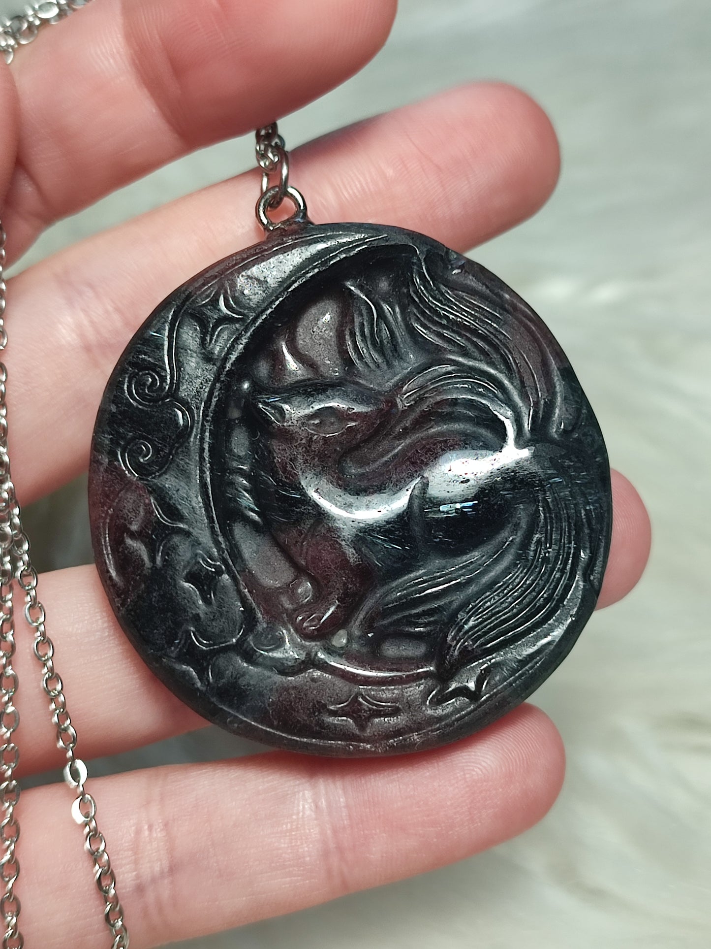 Collar kitsune tallado en astrofilita con granate n° 129