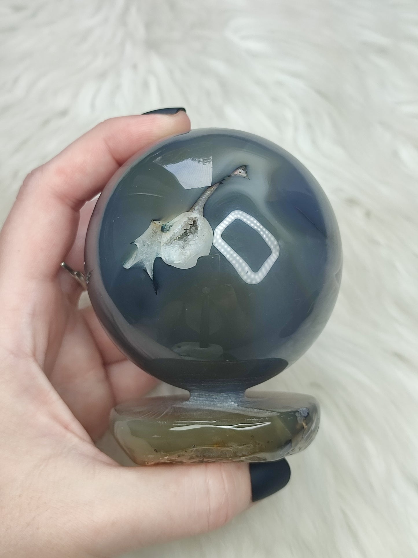 Esfera con peana de ágata cristalizada - 612 gramos