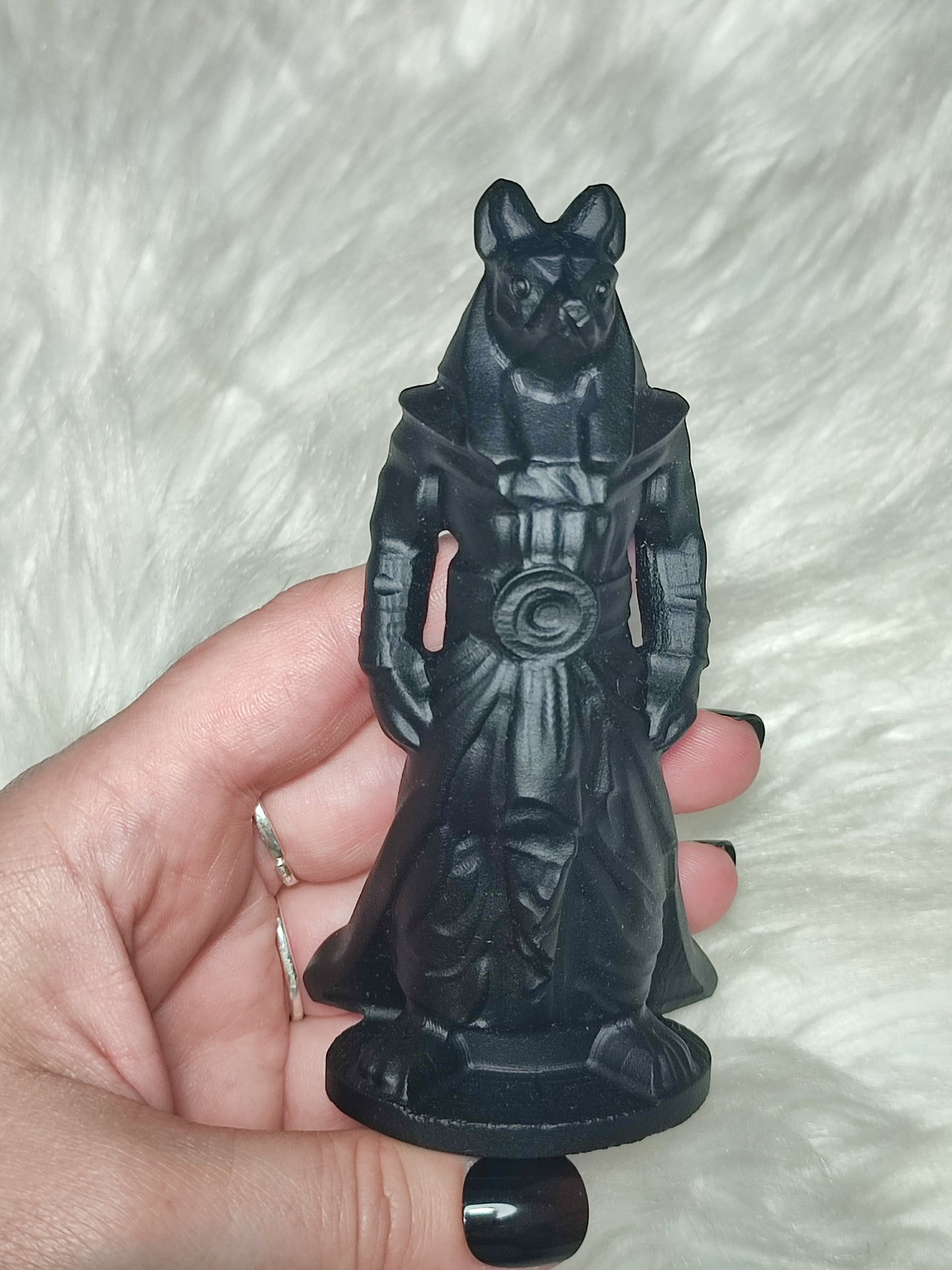 Dios egipcio Anubis tallado en obsidiada negra