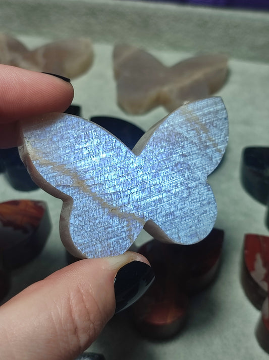 Mariposa tallada en diversos minerales - ver video