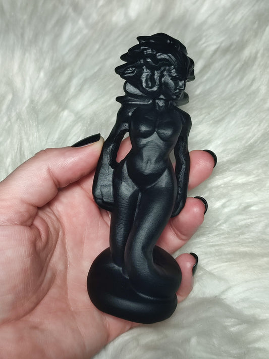 Medusa Gorgona tallada en obsidiana negra