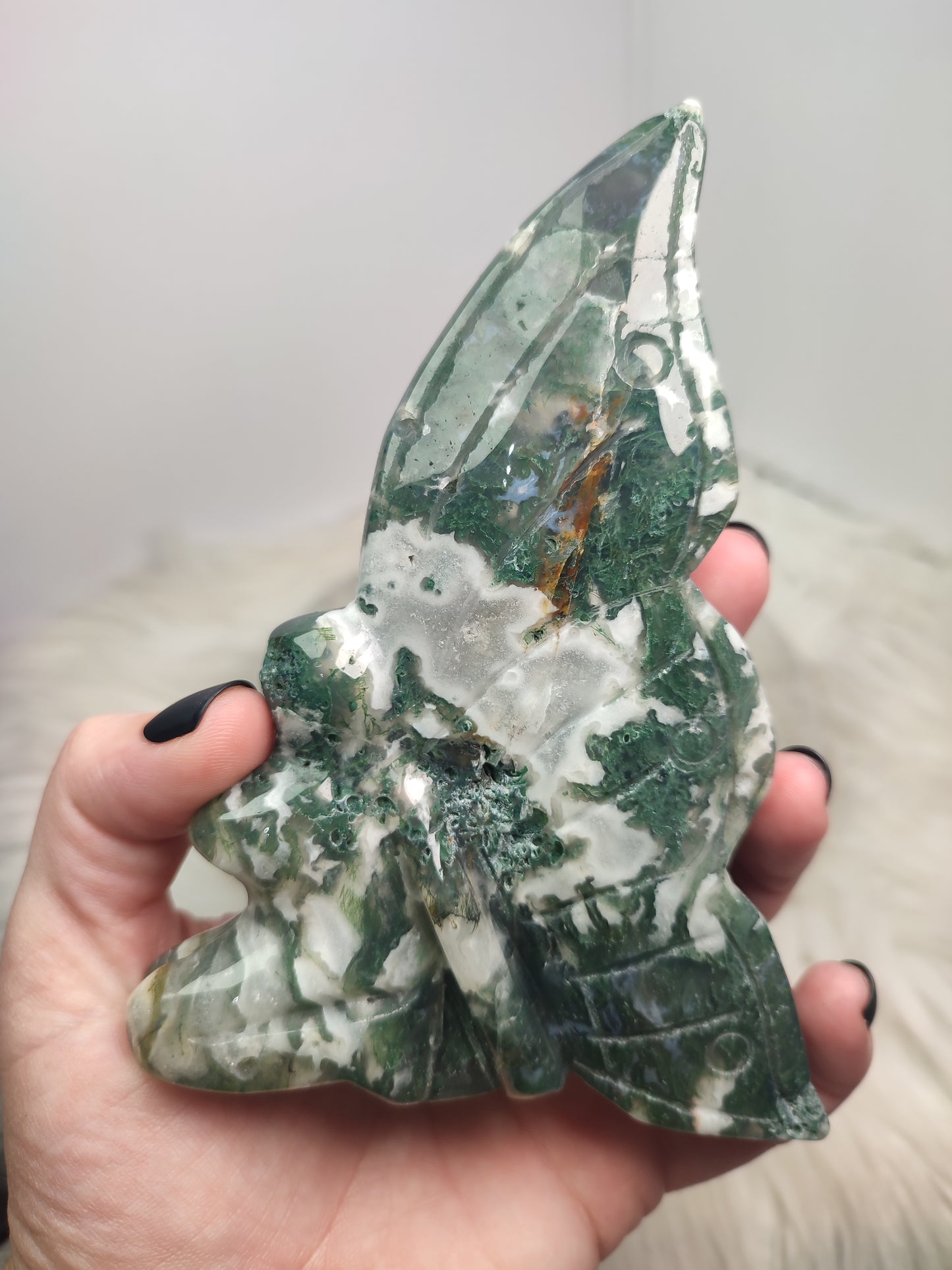 Hada tallada en agata musgo 372 gramos