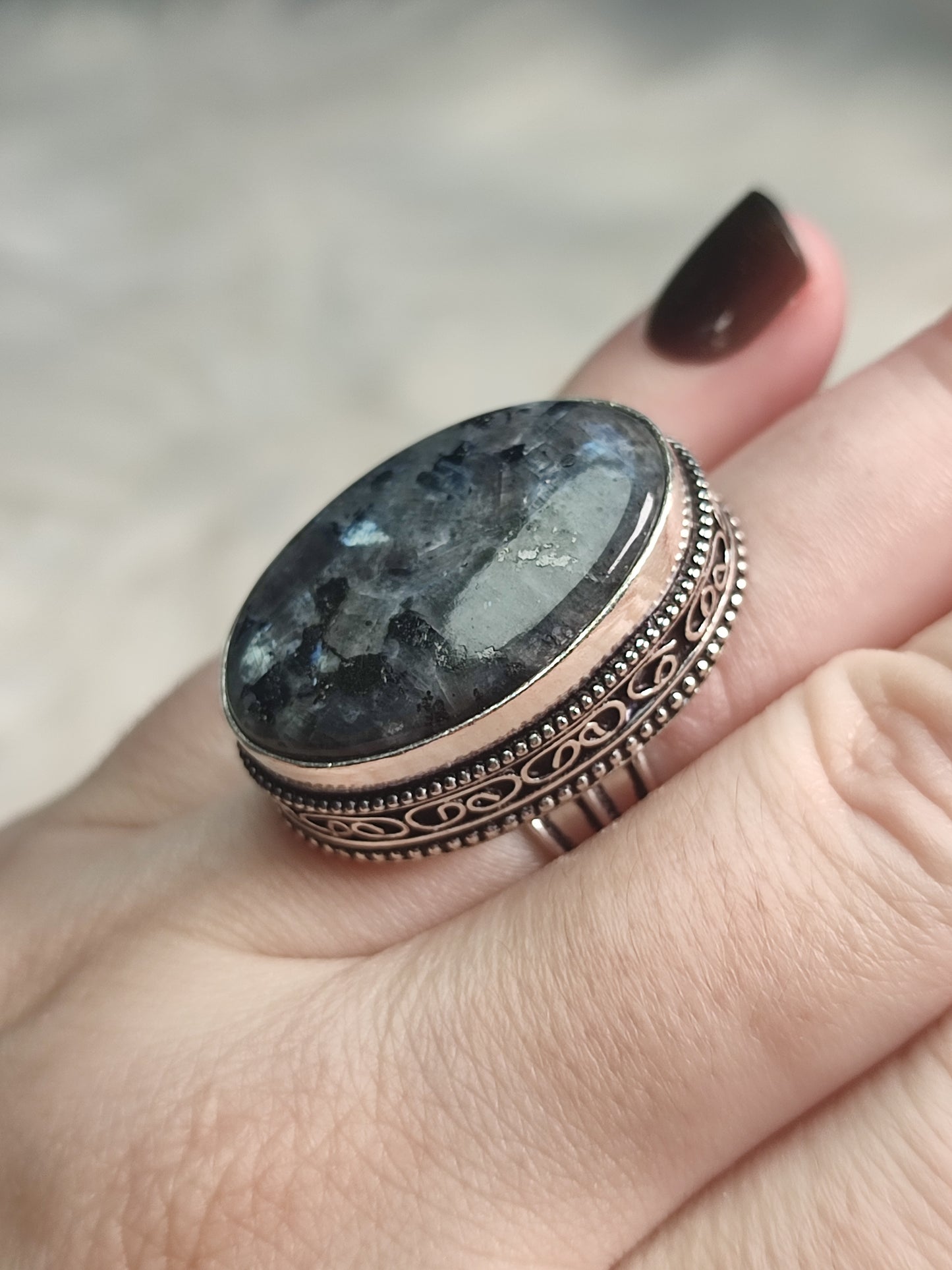 Anillo baño de plata con larvikita