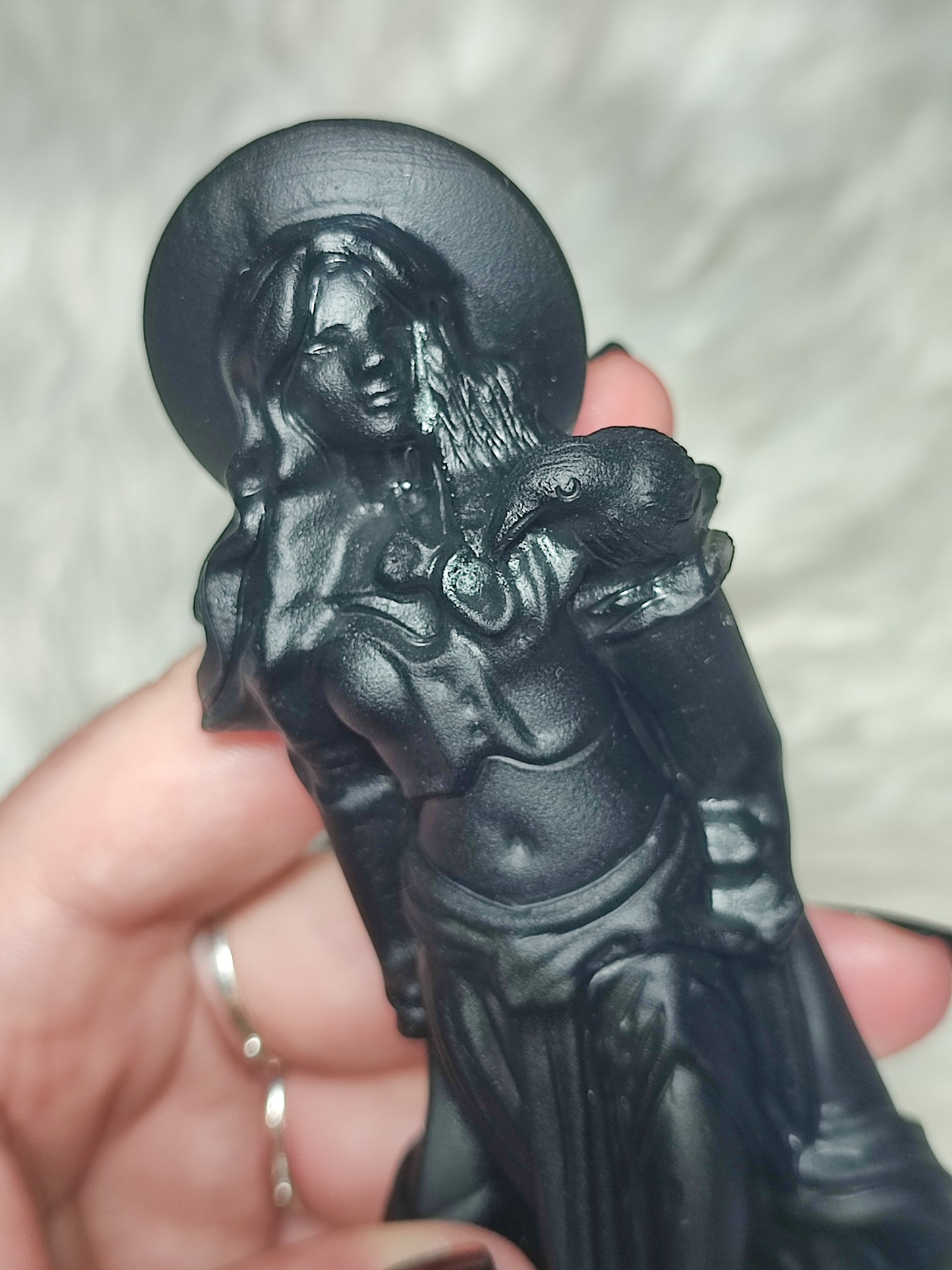 Morrigan tallada en obsidiana negra