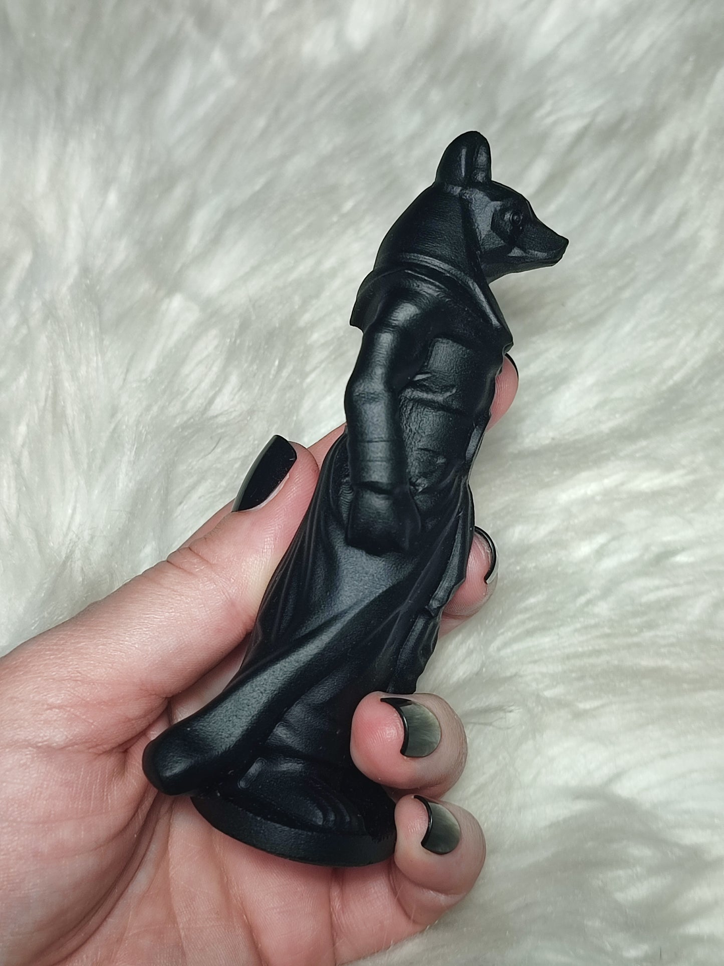 Dios egipcio Anubis tallado en obsidiada negra