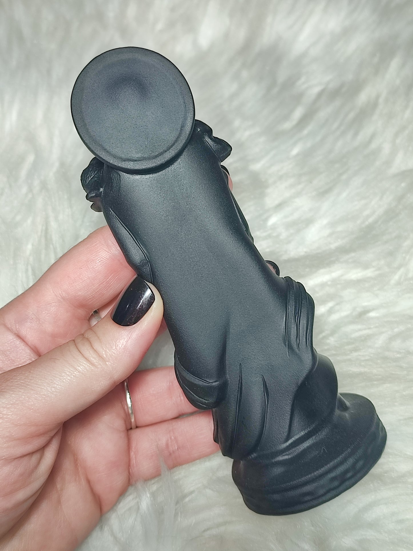 Morrigan tallada en obsidiana negra