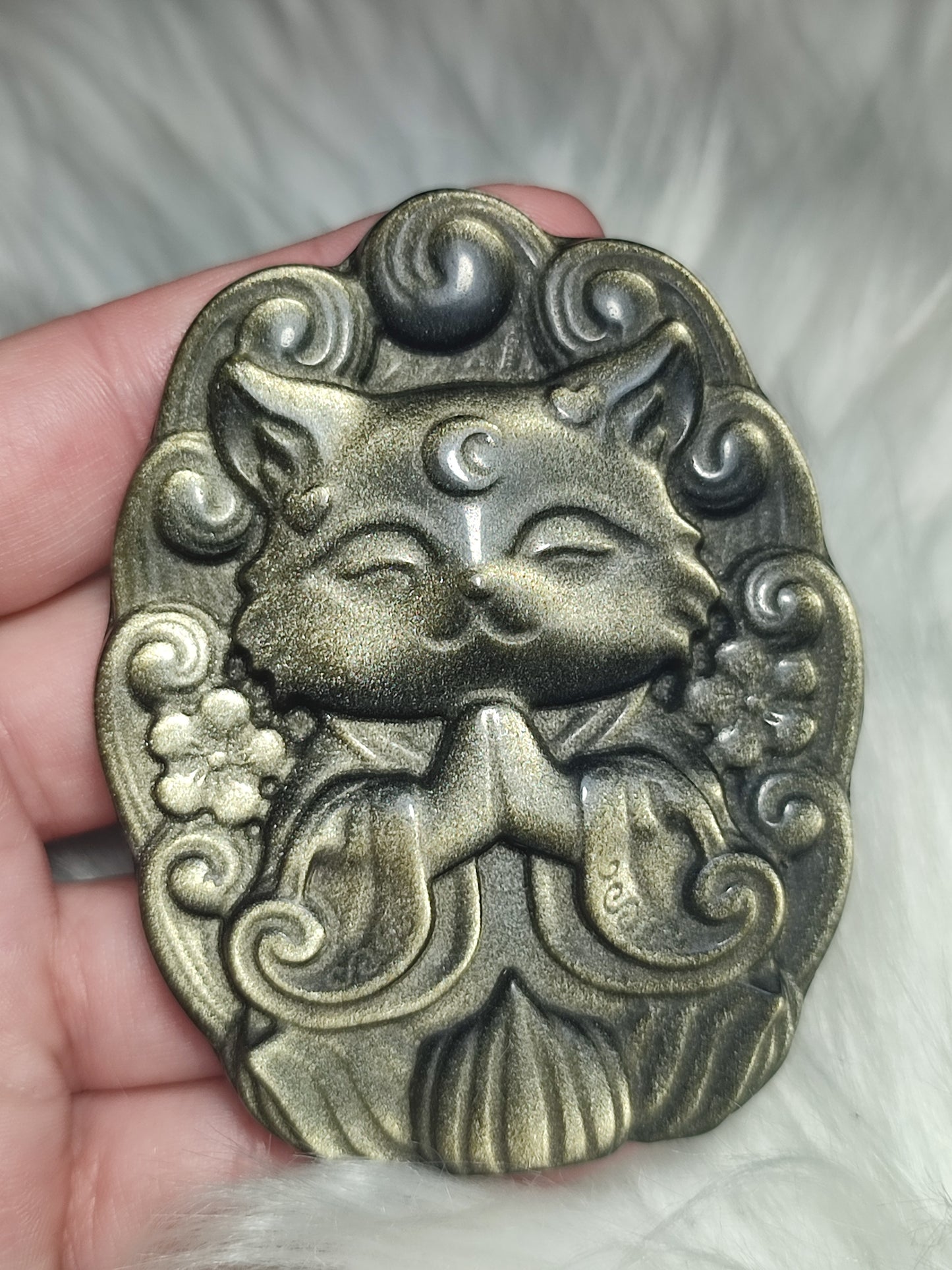 Kitsune tallada en obsidiana dorada - VIDEO