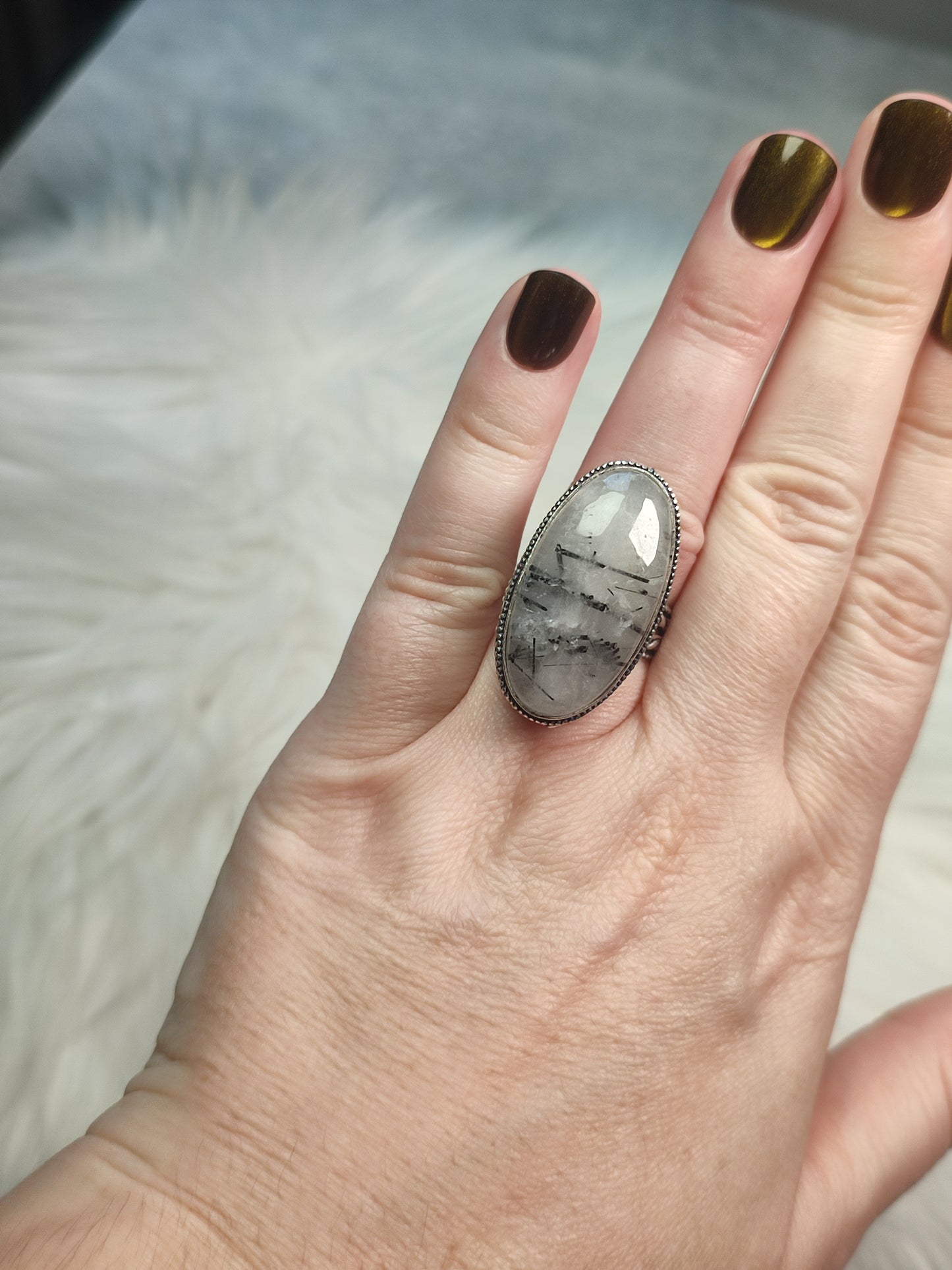 Anillo baño de plata con cuarzo y turmalina negra
