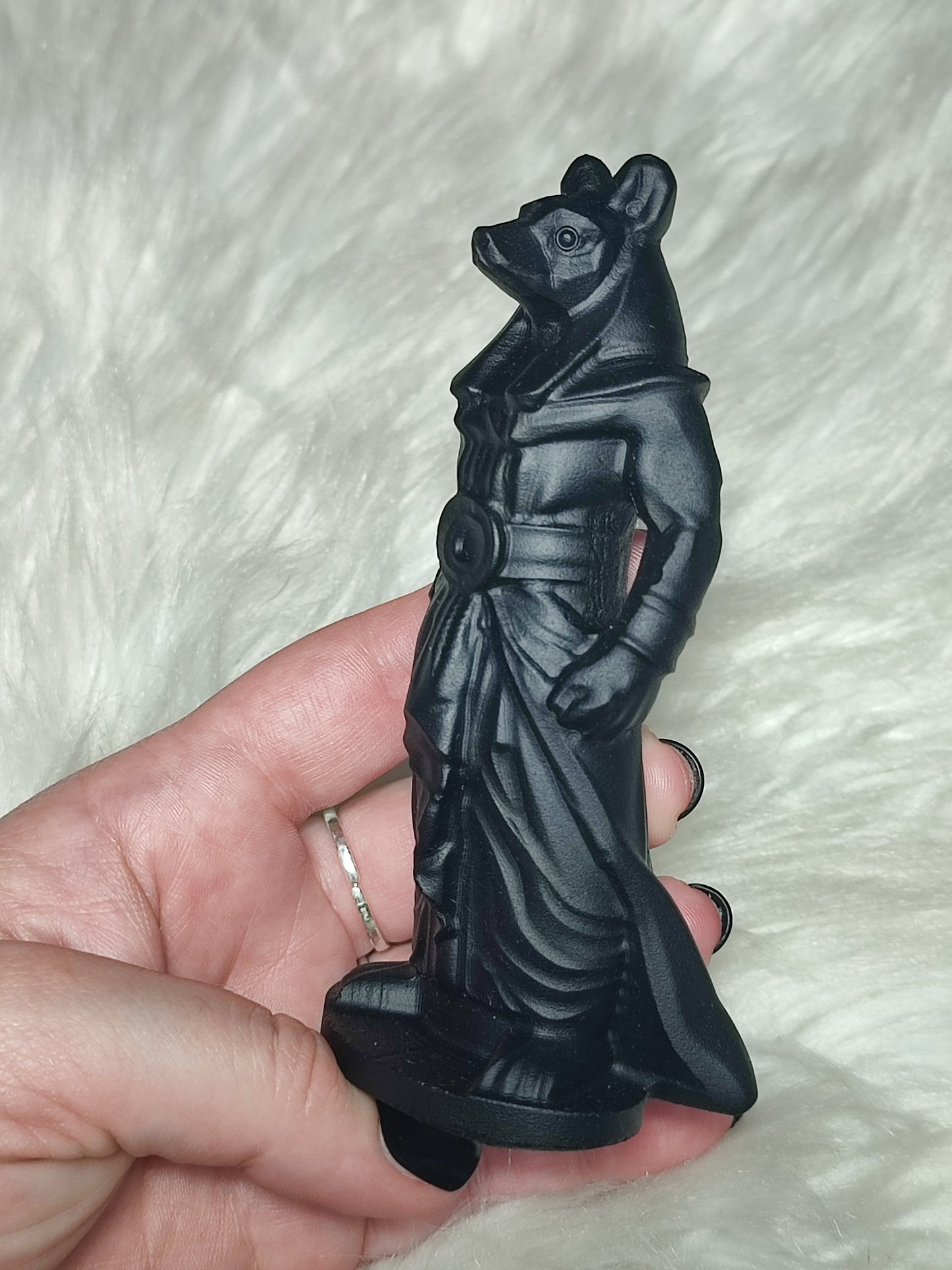 Dios egipcio Anubis tallado en obsidiada negra