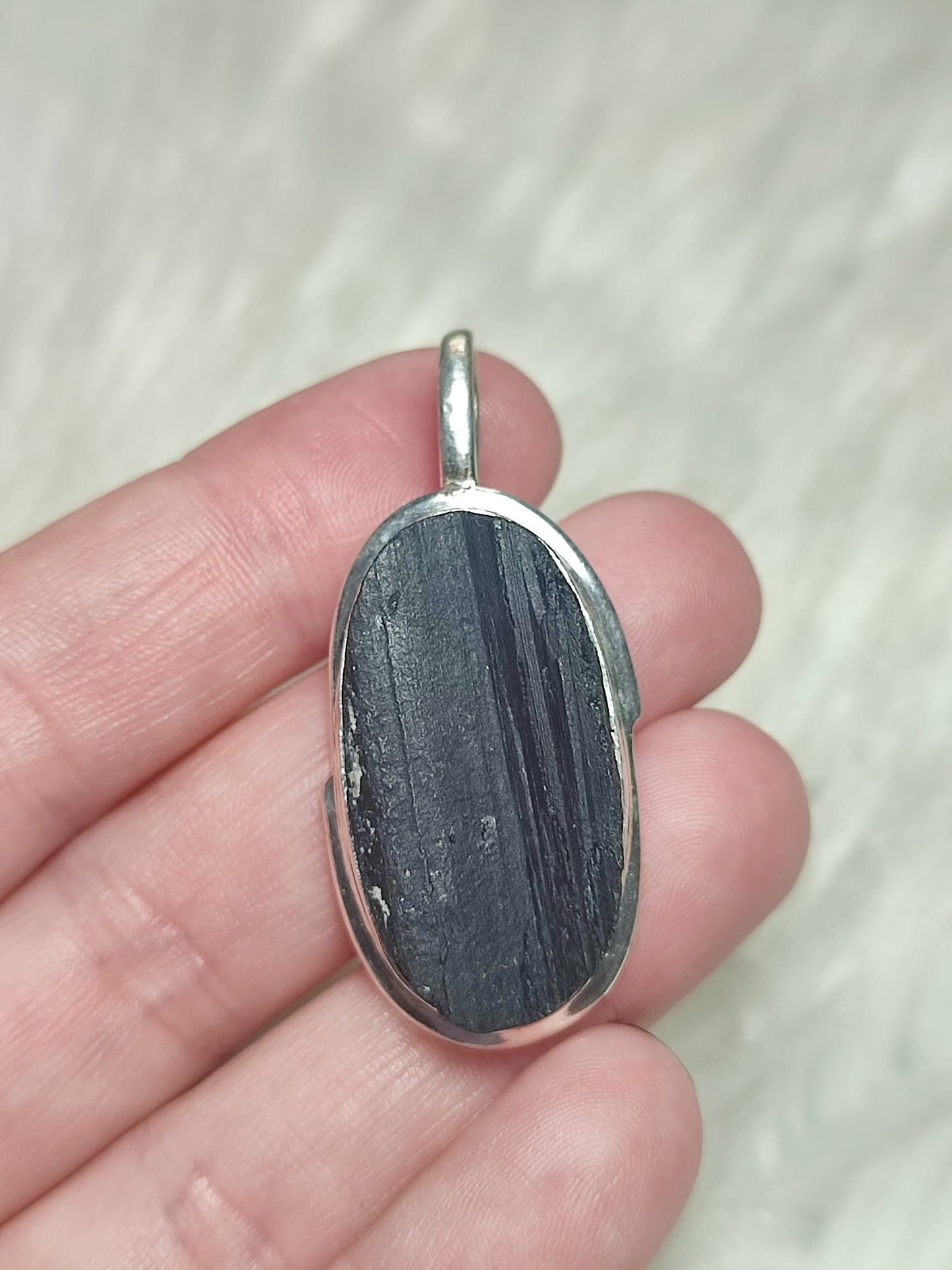 Colgante baño de plata con turmalina negra 45