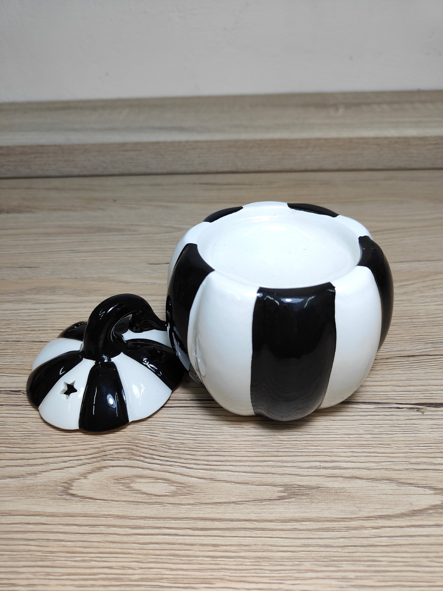 Quemador De Aceite/Cera Calabaza Blanco y Negro