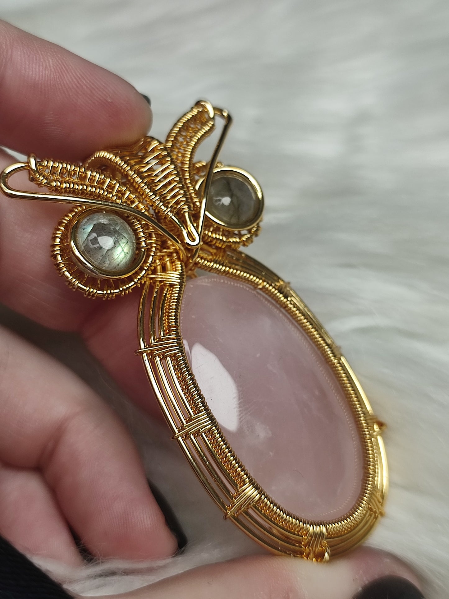Colgante aluminio dorado con cuarzo rosa y labradorita