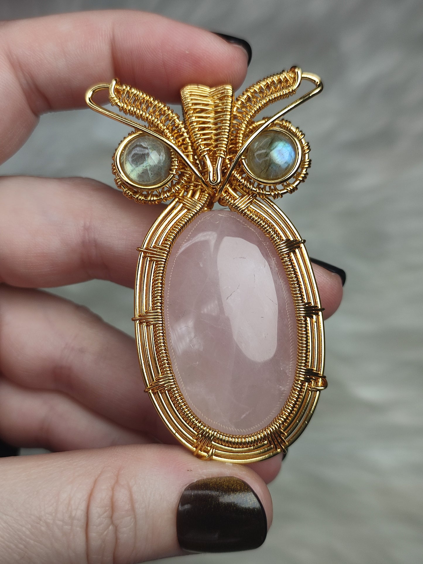 Colgante aluminio dorado con cuarzo rosa y labradorita