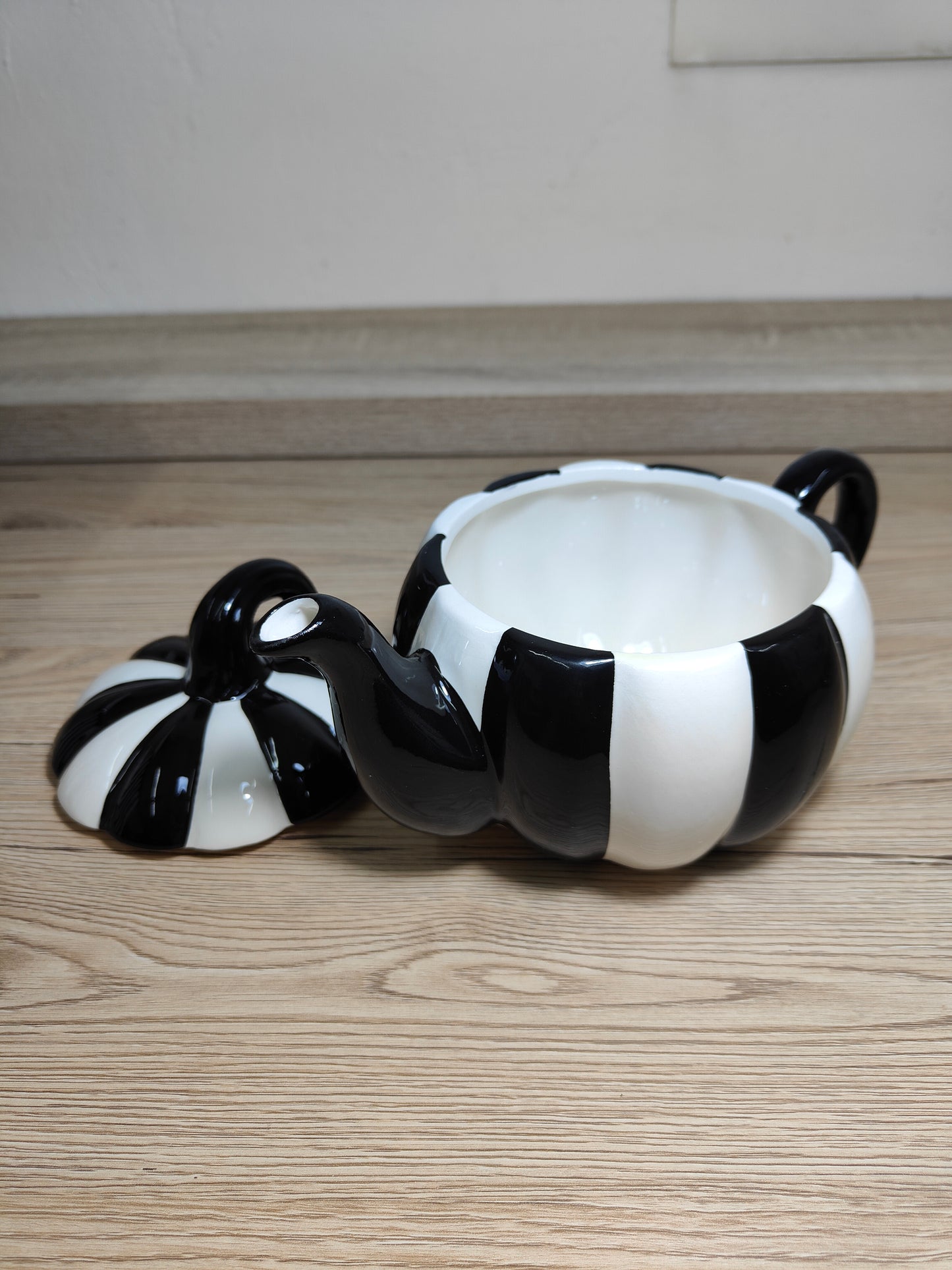 Tetera Calabaza -Blanca y negra