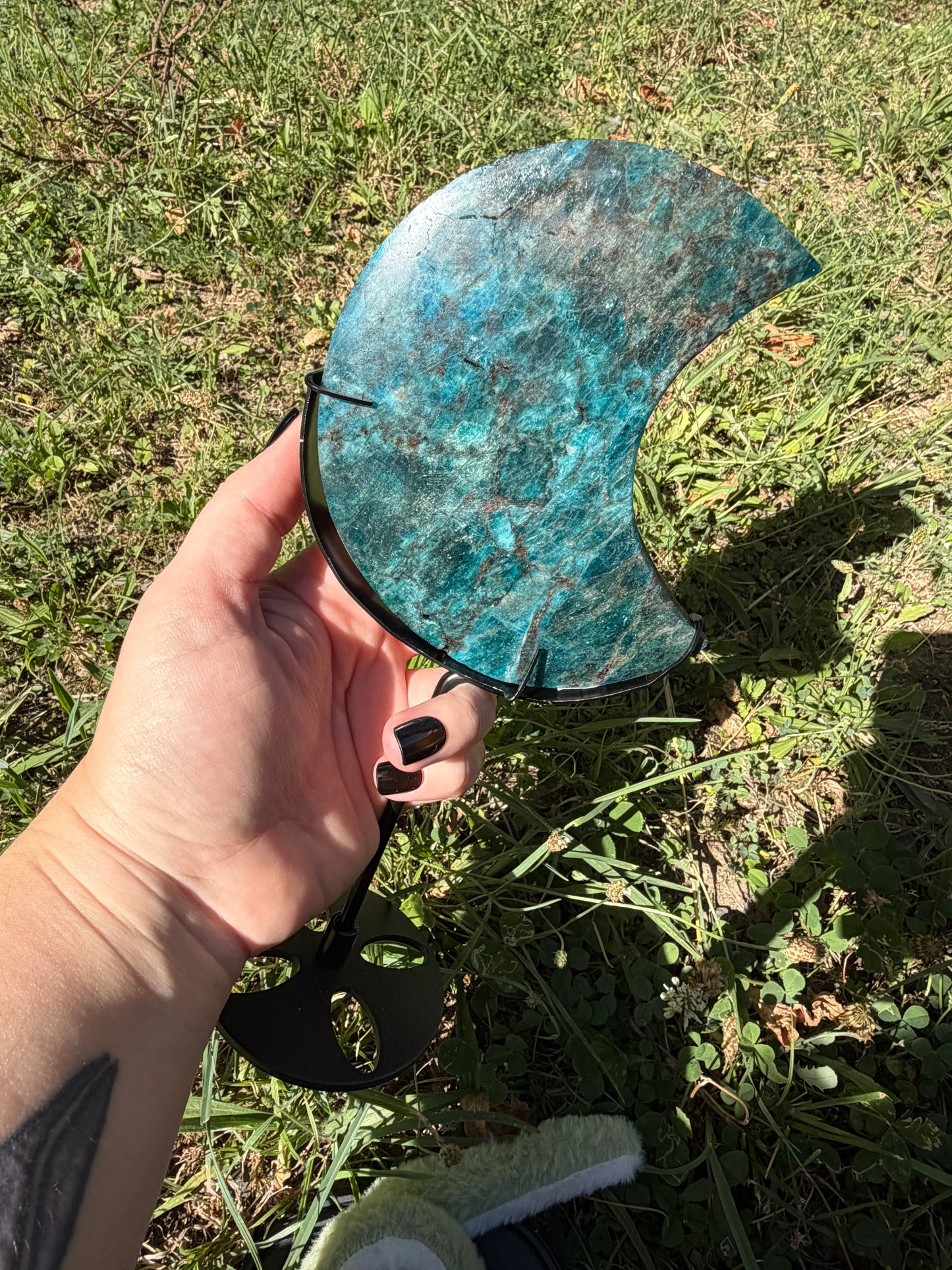 Luna tallada de apatito azul