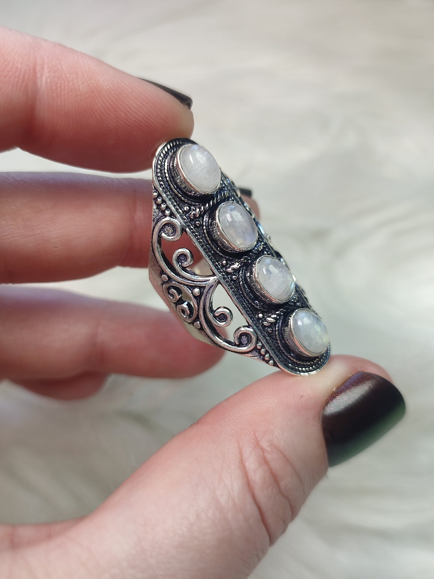 Anillo baño de plata con piedra luna triple