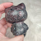 Helo Kitty tallada en astrofilita y granate 370 gramos