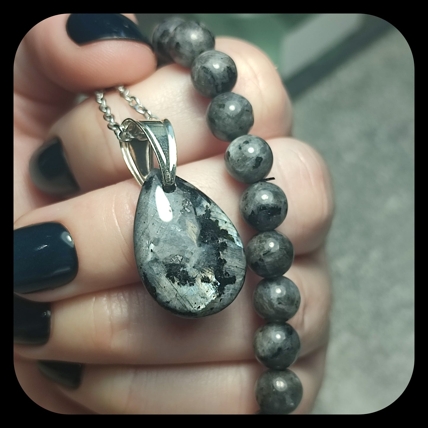 Conjunto colgante y pulsera larvikita