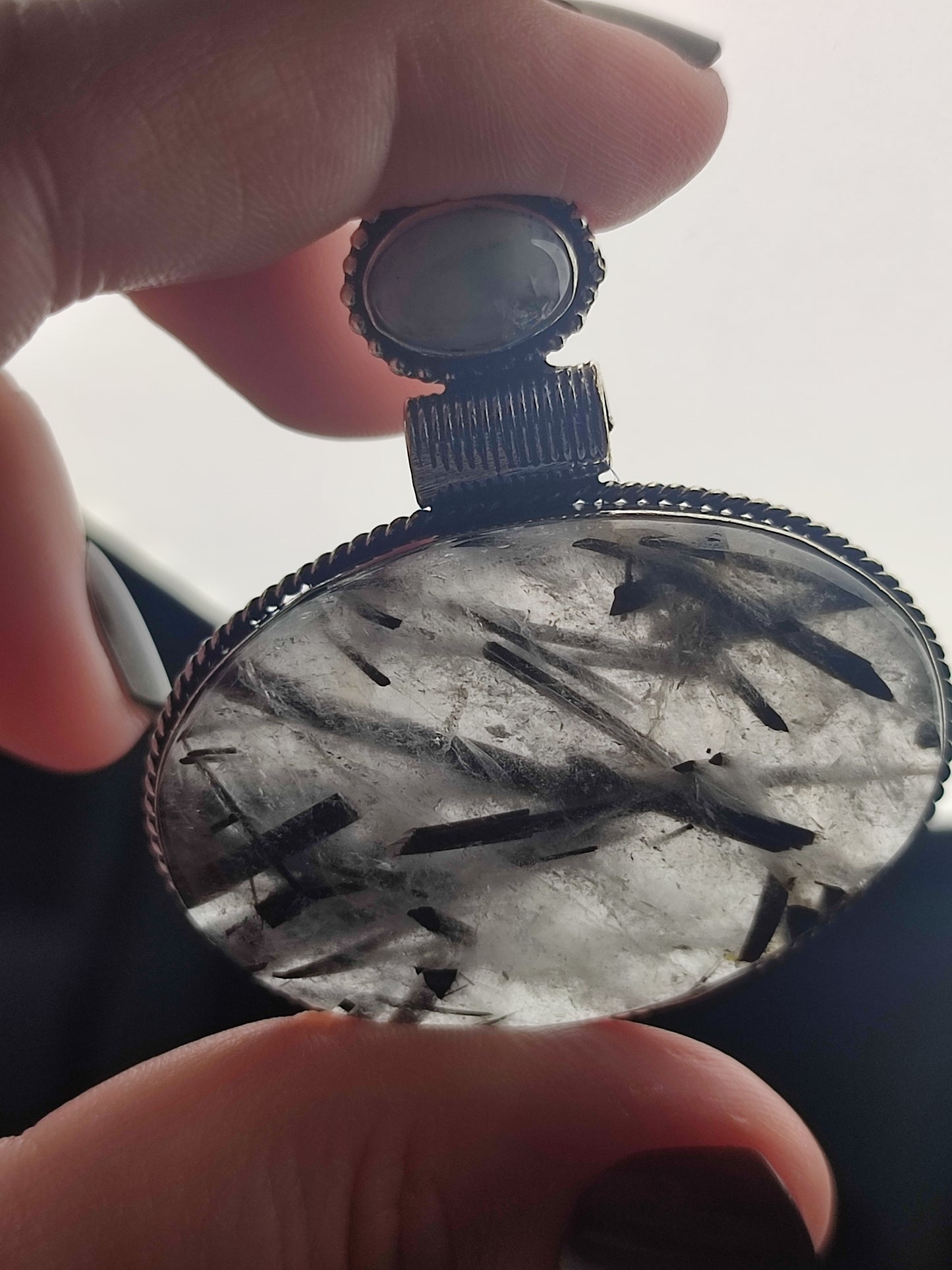 Colgante baño de plata con cuarzo con turmalina y piedra luna