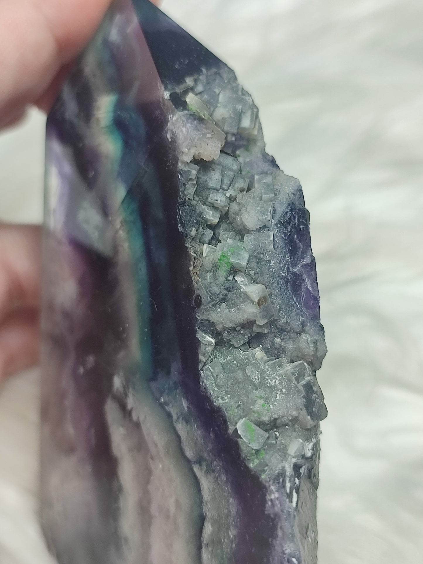 Punta fluorita semi pulida alta calidad 341 gramos