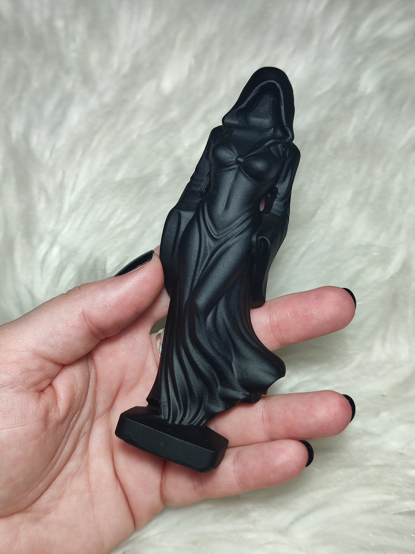 Sacerdotisa tallada en obsidiana negra - modelo Capucha