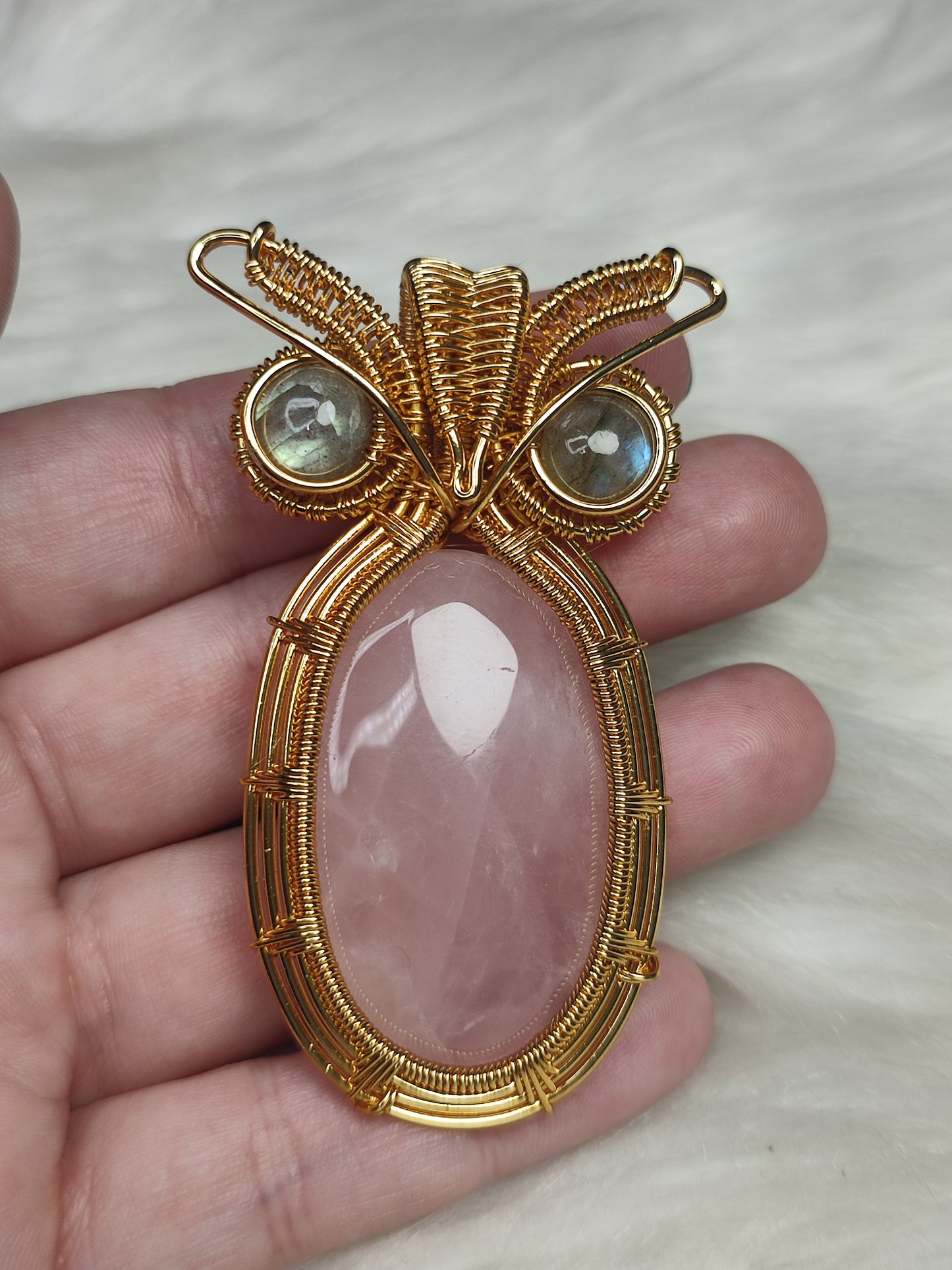 Colgante aluminio dorado con cuarzo rosa y labradorita