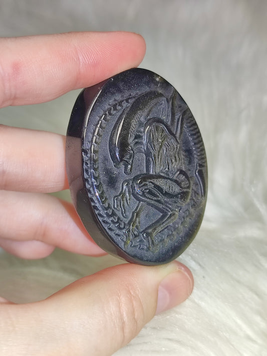 Medallón Alien  Xenoformo - Obsidiana dorada