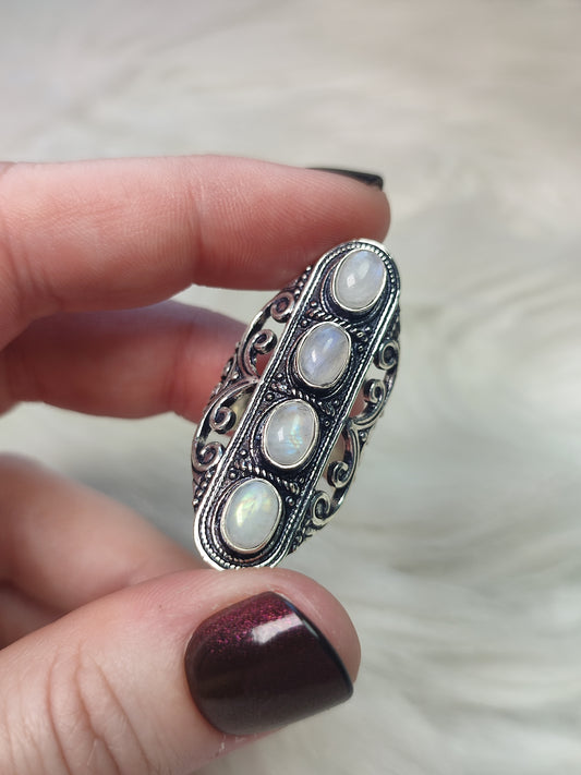 Anillo baño de plata con piedra luna triple
