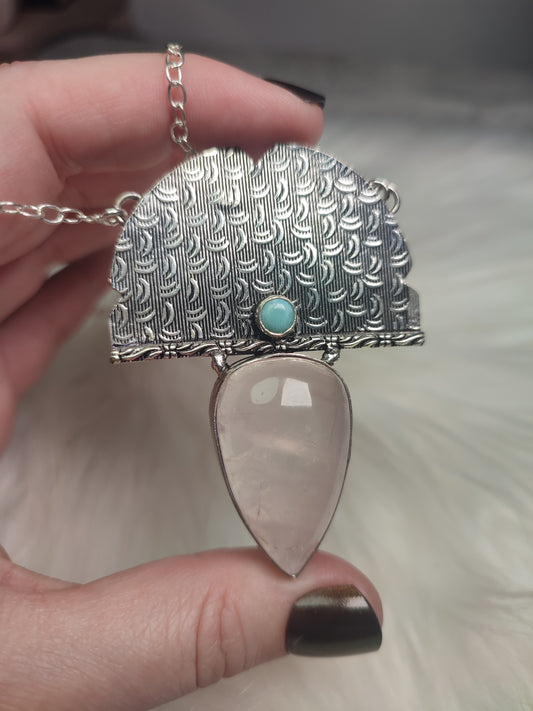 Collar baño de plata con cuarzo rosa y larimar