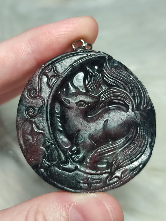 Collar kitsune tallado en astrofilita con granate n° 144