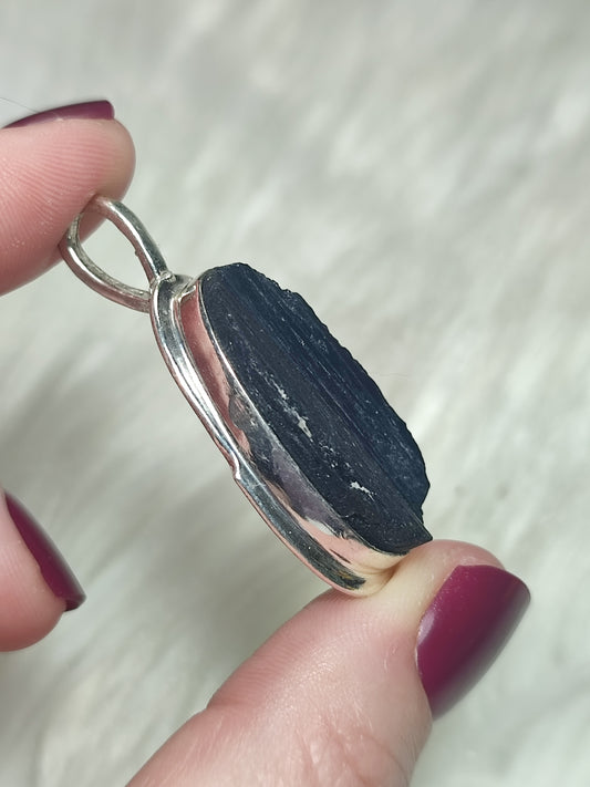Colgante baño de plata con turmalina negra 45