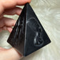 Pirámide egipcia con diseño obsidiana