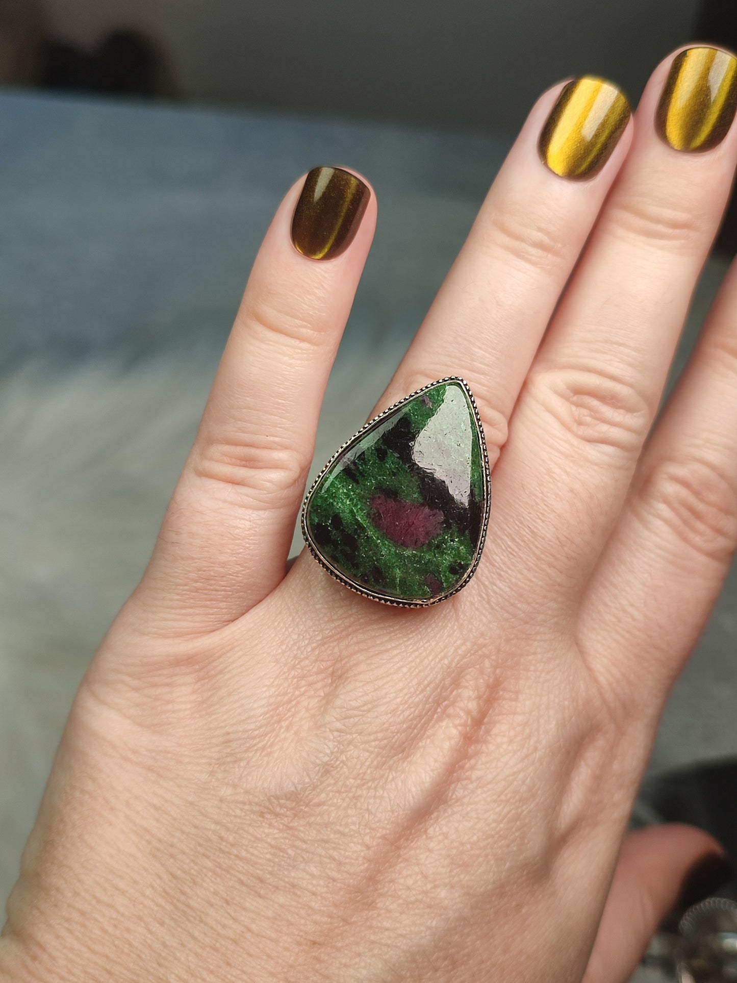 Anillo baño de plata y zoisita con rubi