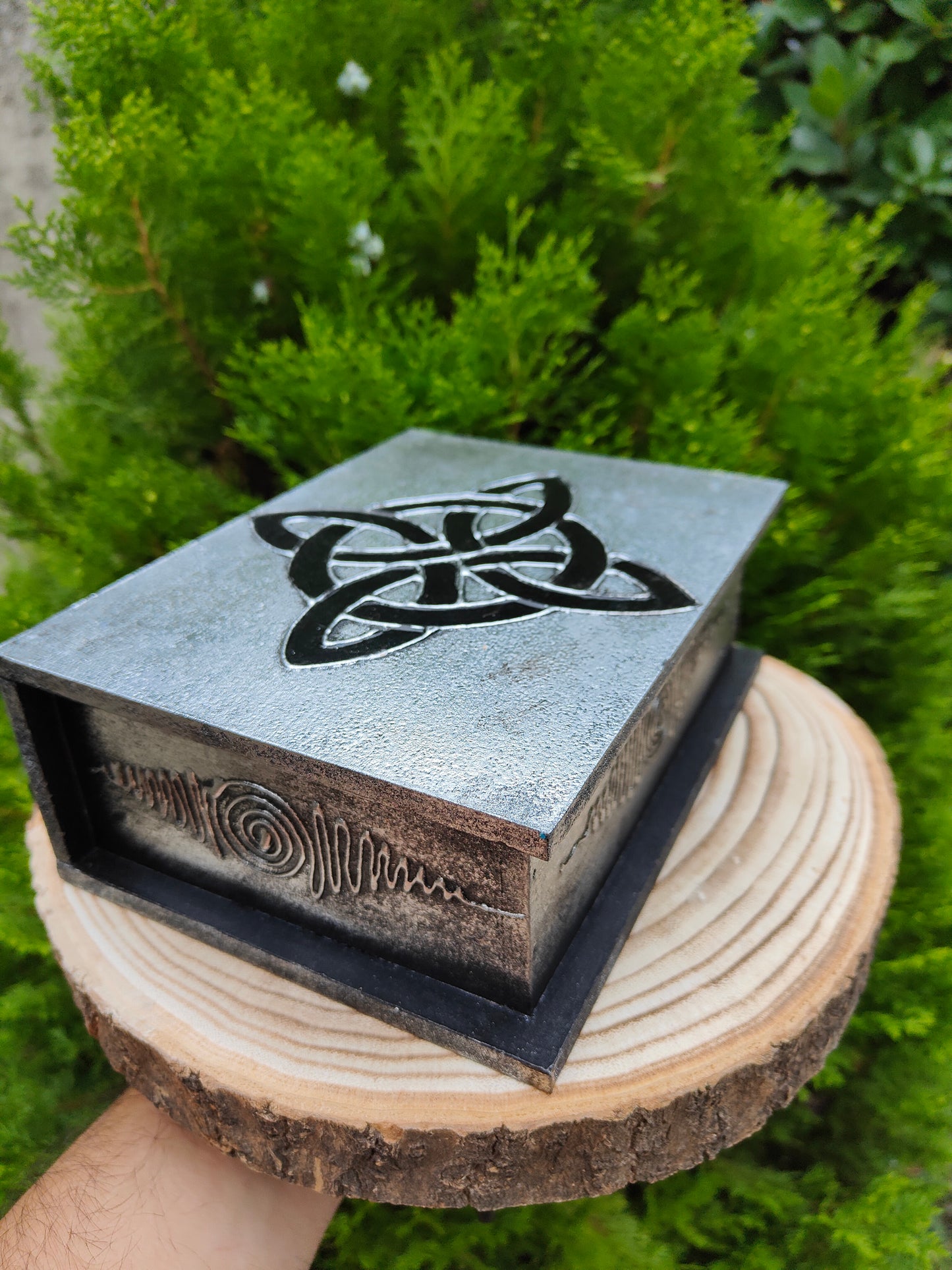Caja De Madera Con El Nudo De Brujas