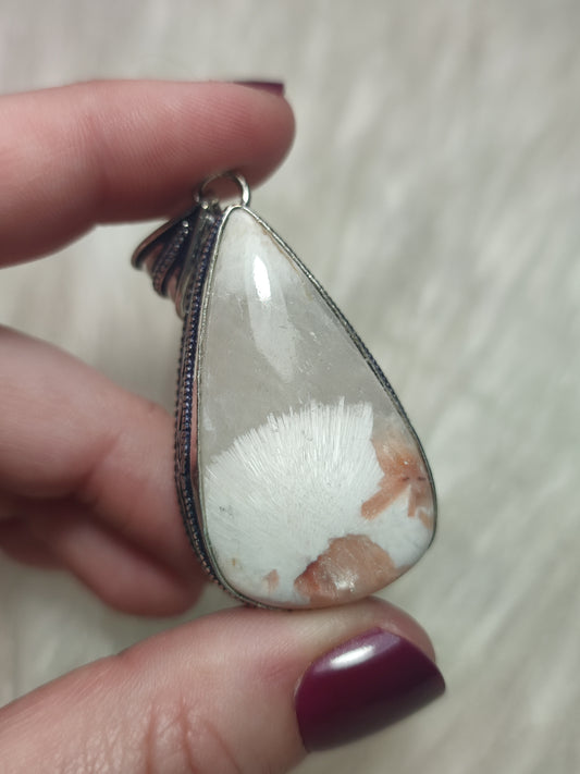 Colgante baño de plata con escolecita y estilvita 108