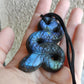 Espectacular colgante tótem serpiente tallada en labradorita azul 60