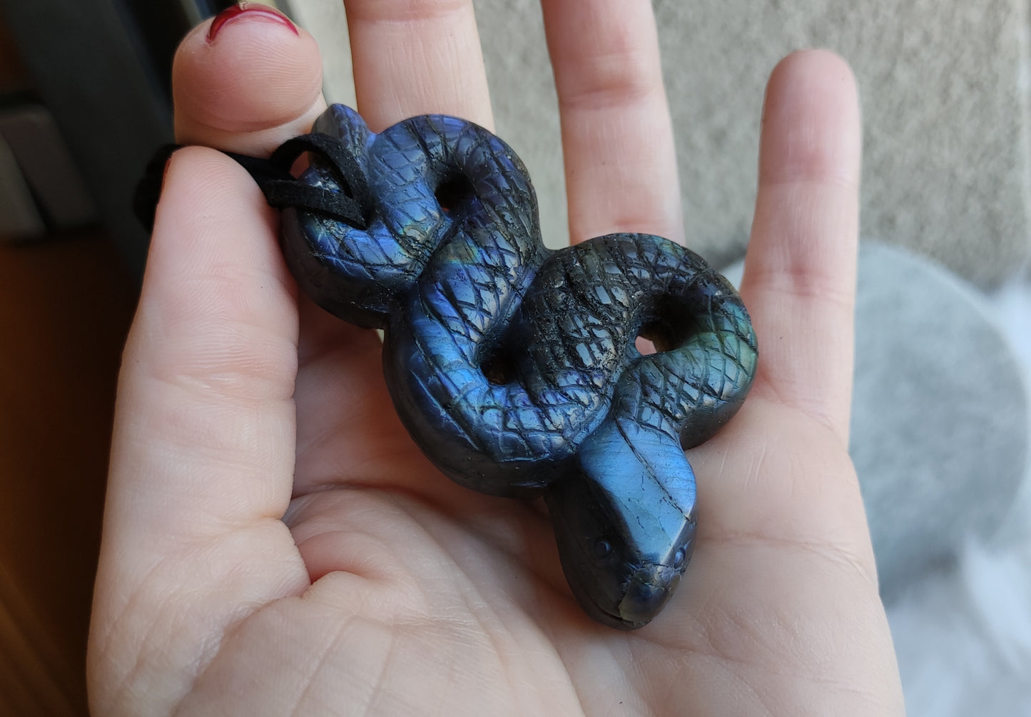 Espectacular colgante tótem serpiente tallada en labradorita azul 60