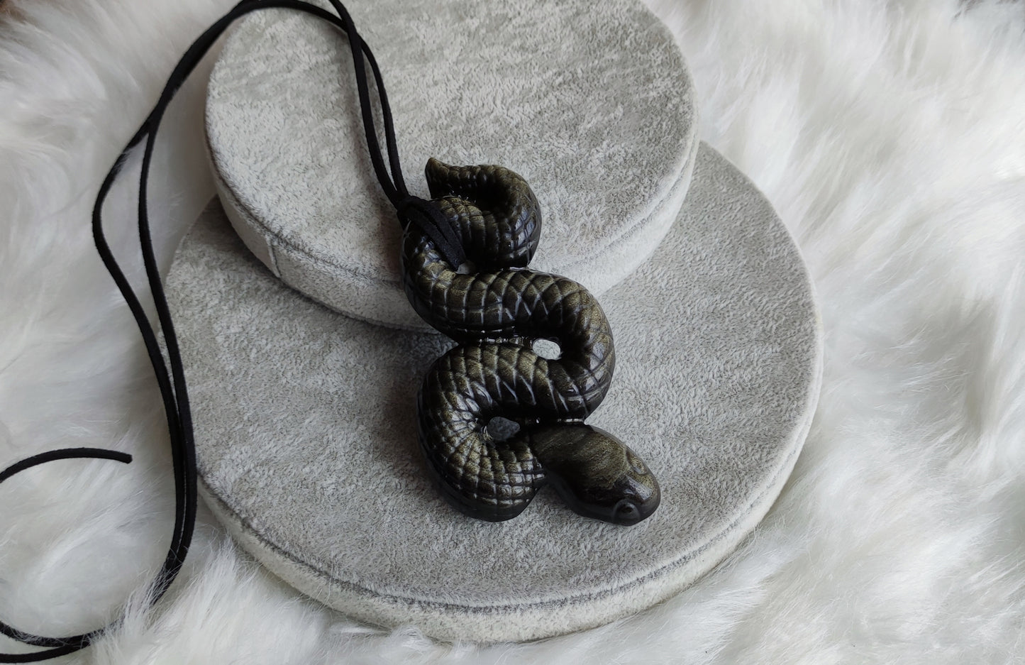 Espectacular colgante serpiente tallada en obsidiana dorada