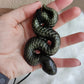Espectacular colgante serpiente tallada en obsidiana dorada