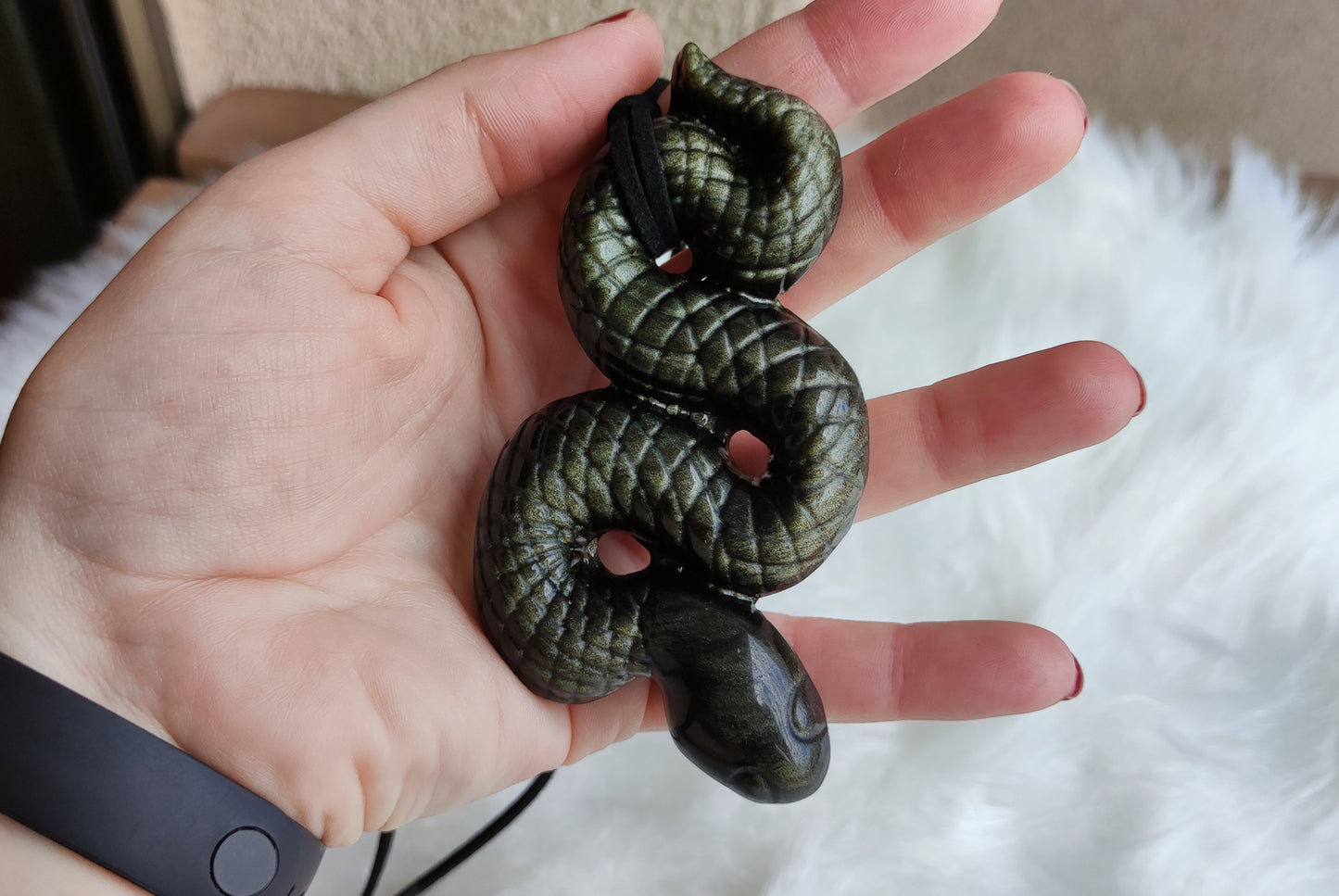 Espectacular colgante serpiente tallada en obsidiana dorada